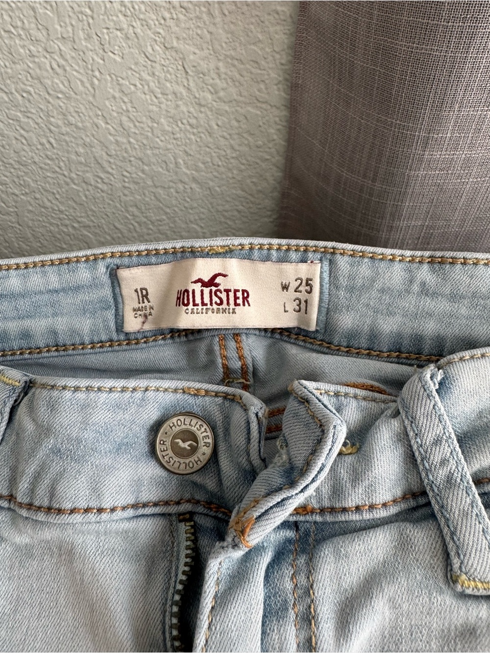Hollister Light Wash High-Rise Women's Jeans